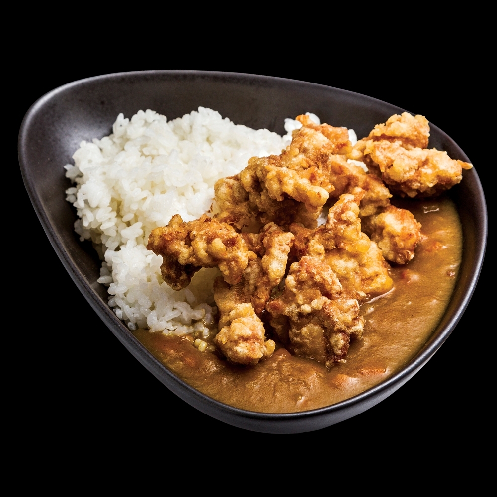 Japán curry párolt rizzsel, ropogós, gyömbéres lazac falatokkal